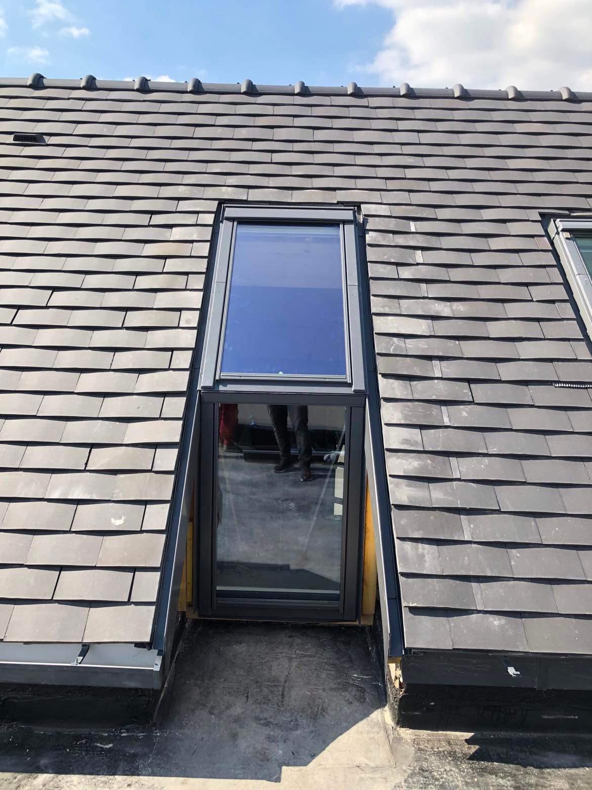 Équipe DOCTB lors d'une pose neuve de fenêtre de toit VELUX