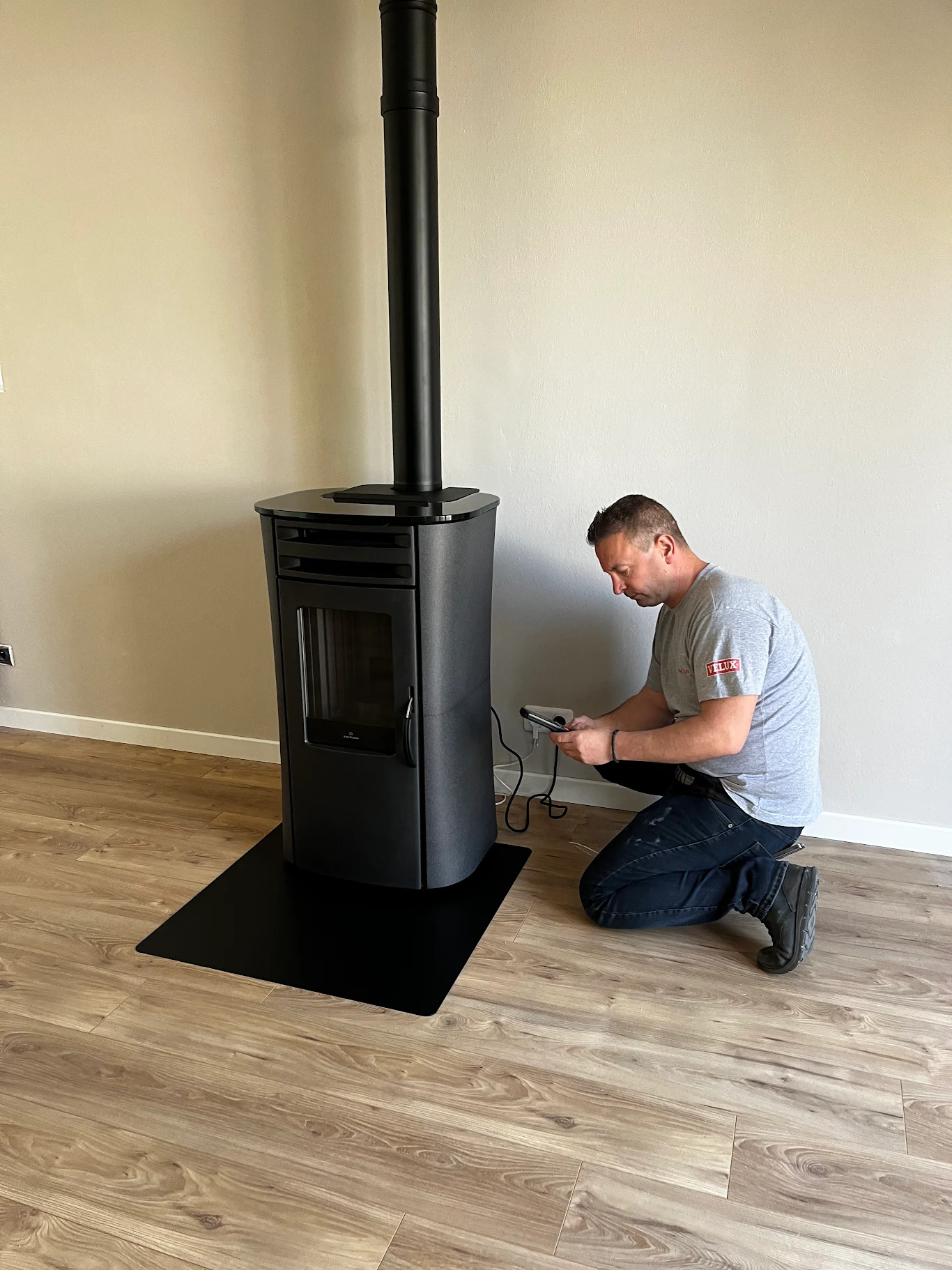 Techniciens DOCTB lors d'une installation de poêle