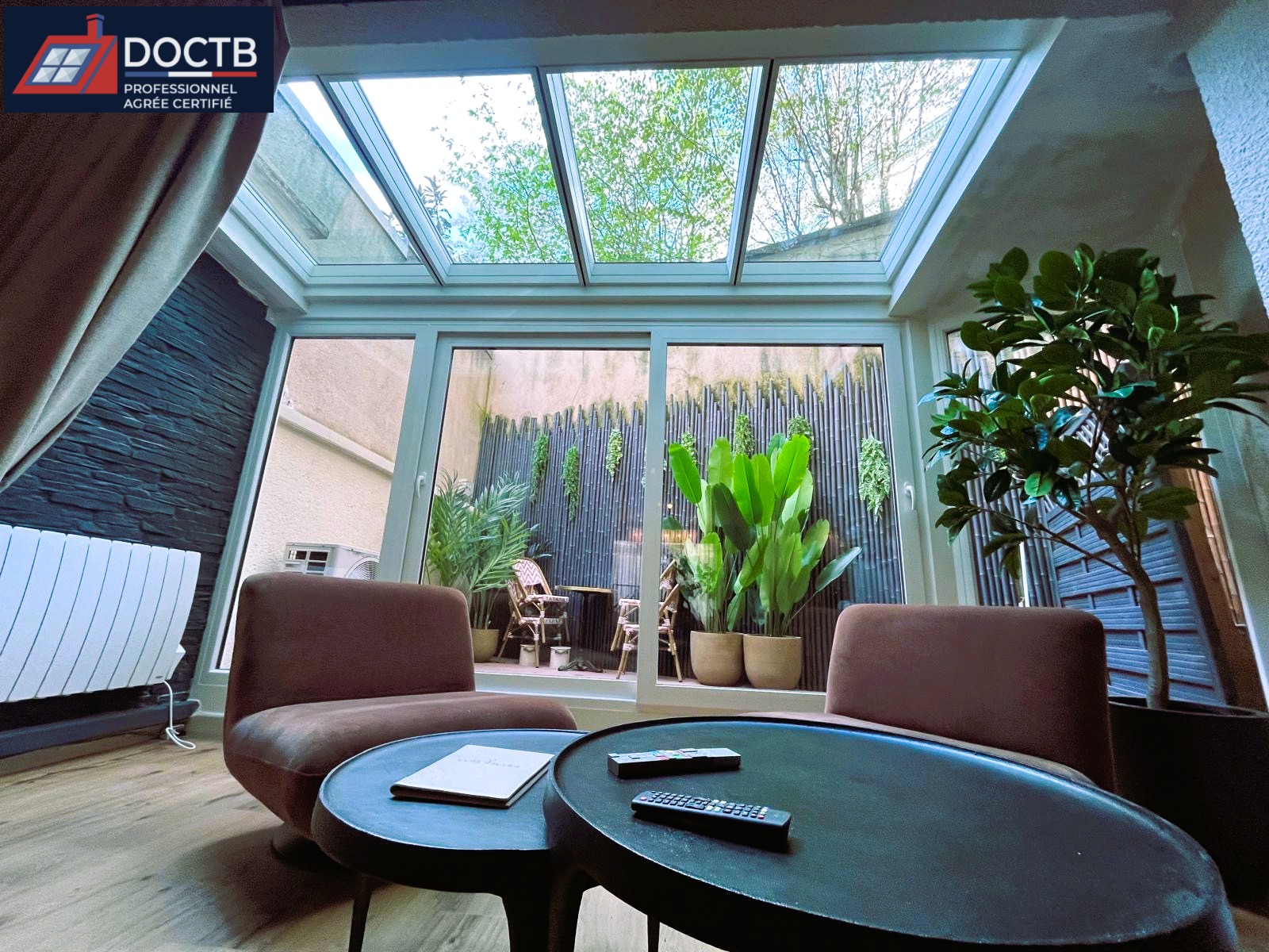 Intérieur lumineux avec verrière de toit VELUX posée par DOCTB