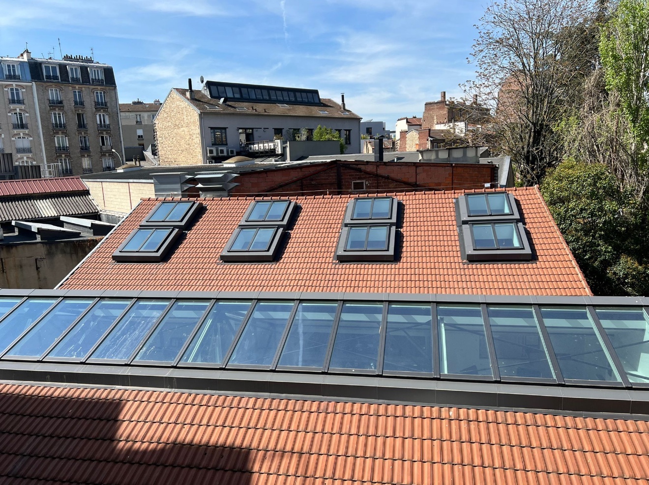 Toiture parisienne avec fenêtres VELUX et verrière linéaire