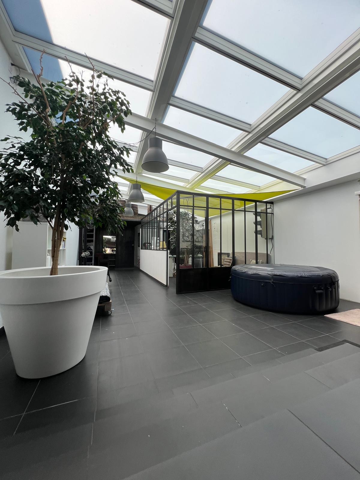 Grande verrière avec lumière naturelle, intérieur moderne