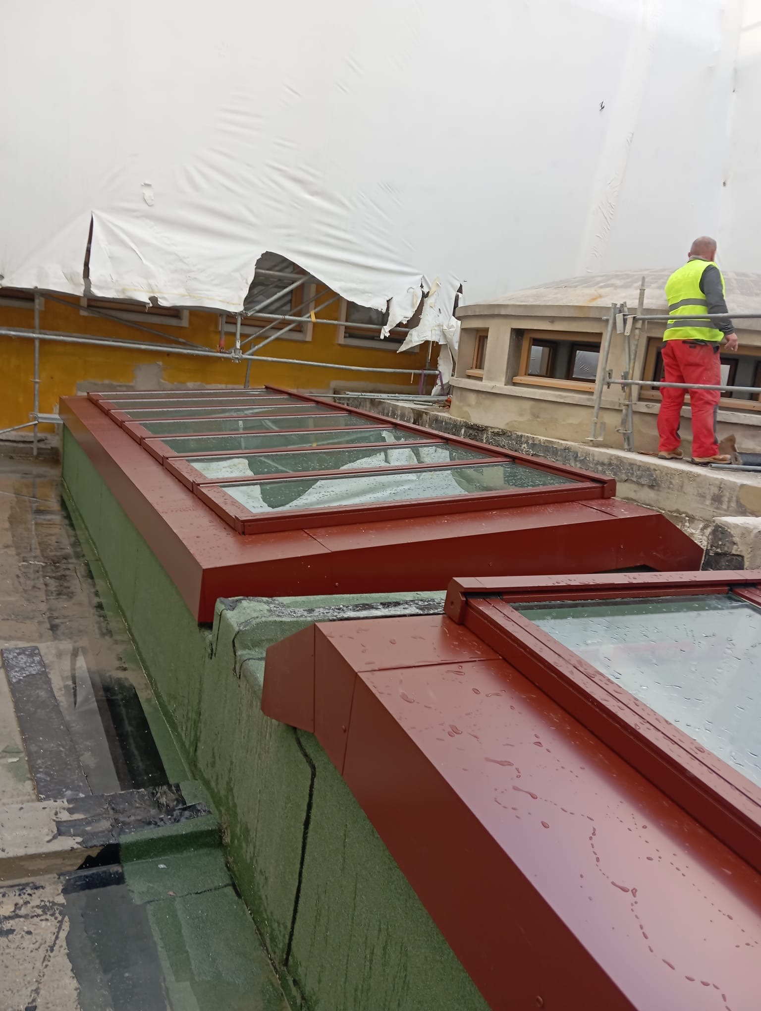 Technicien DOCTB pose verrière de toit