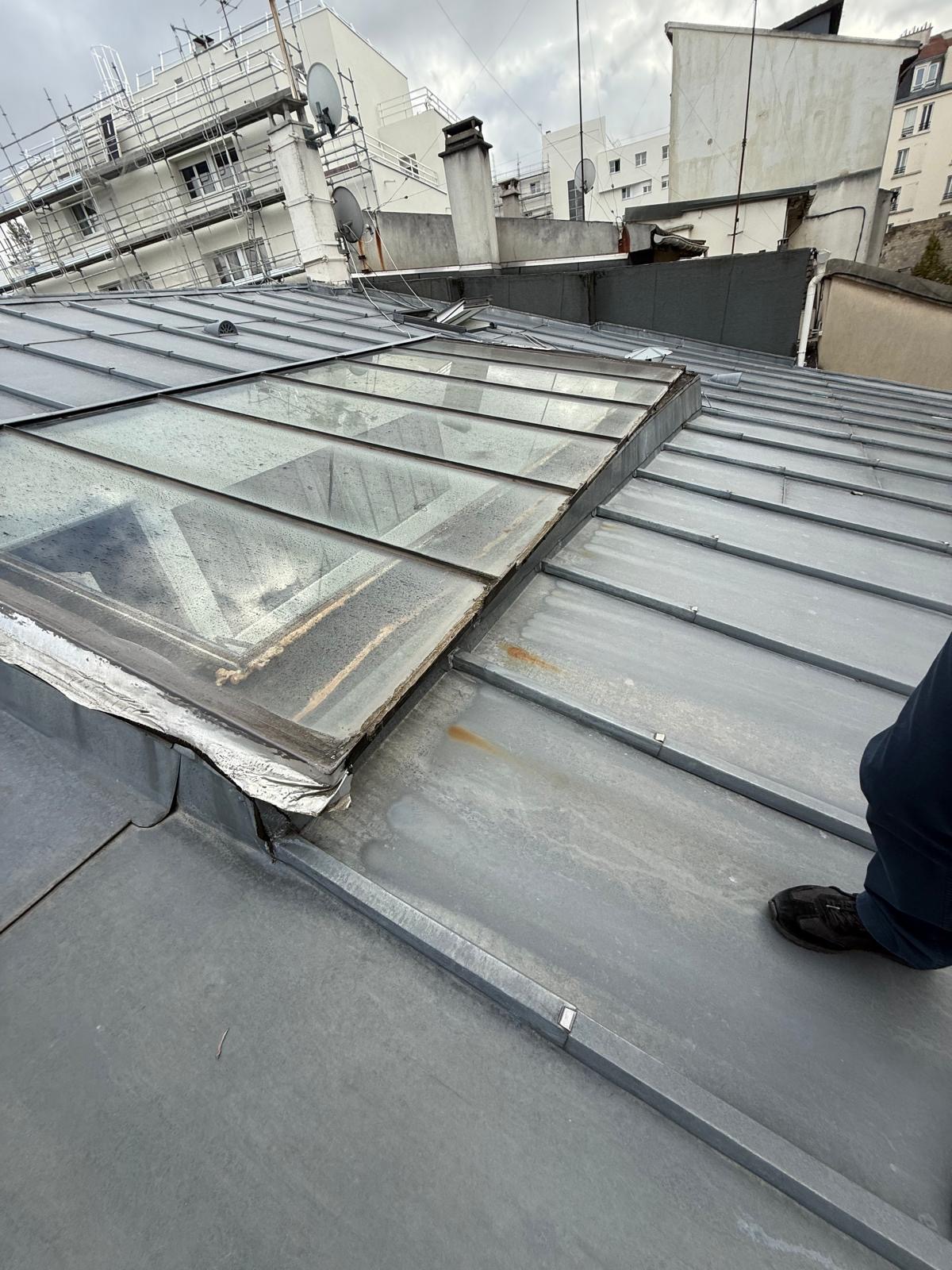 Avant : ancienne verrière zinc sur toit parisien
